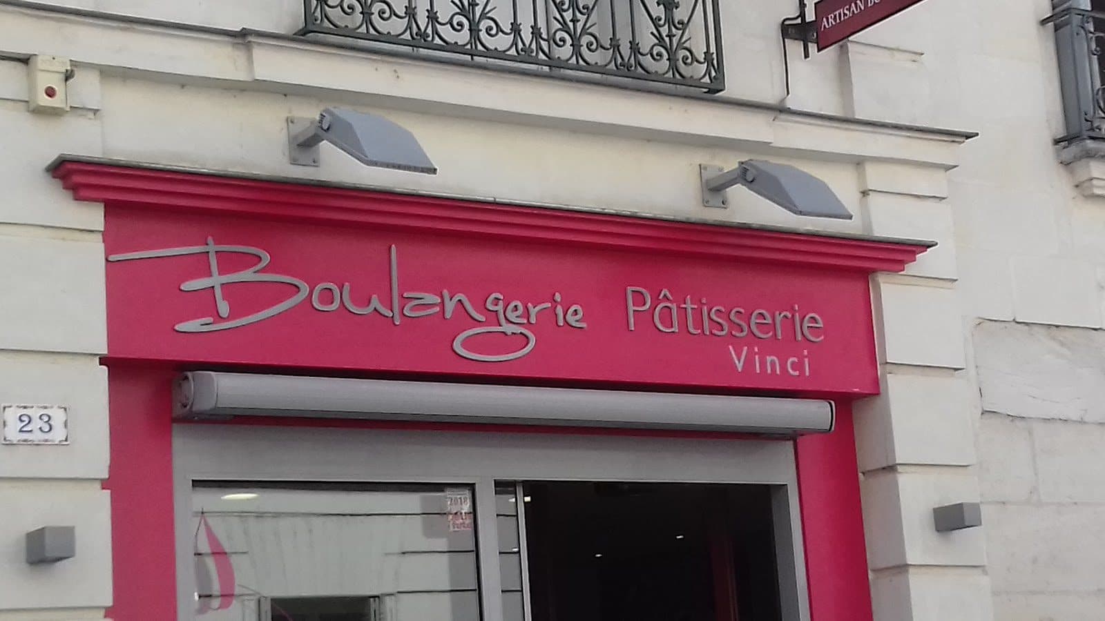 L’enseigne framboise de la Boulangerie Pâtisserie Vinci, lettrage blanc manuscrit, au 23 rue Bernard Palissy à Tours.